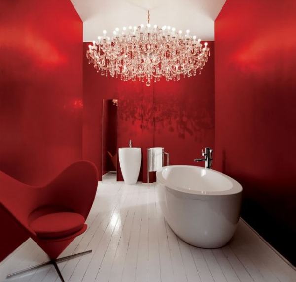 ярко червена баня с бяла вана